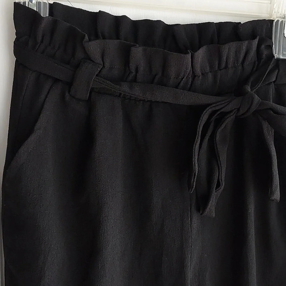 Have black pants with pockets and belt - Picture 3 of 4